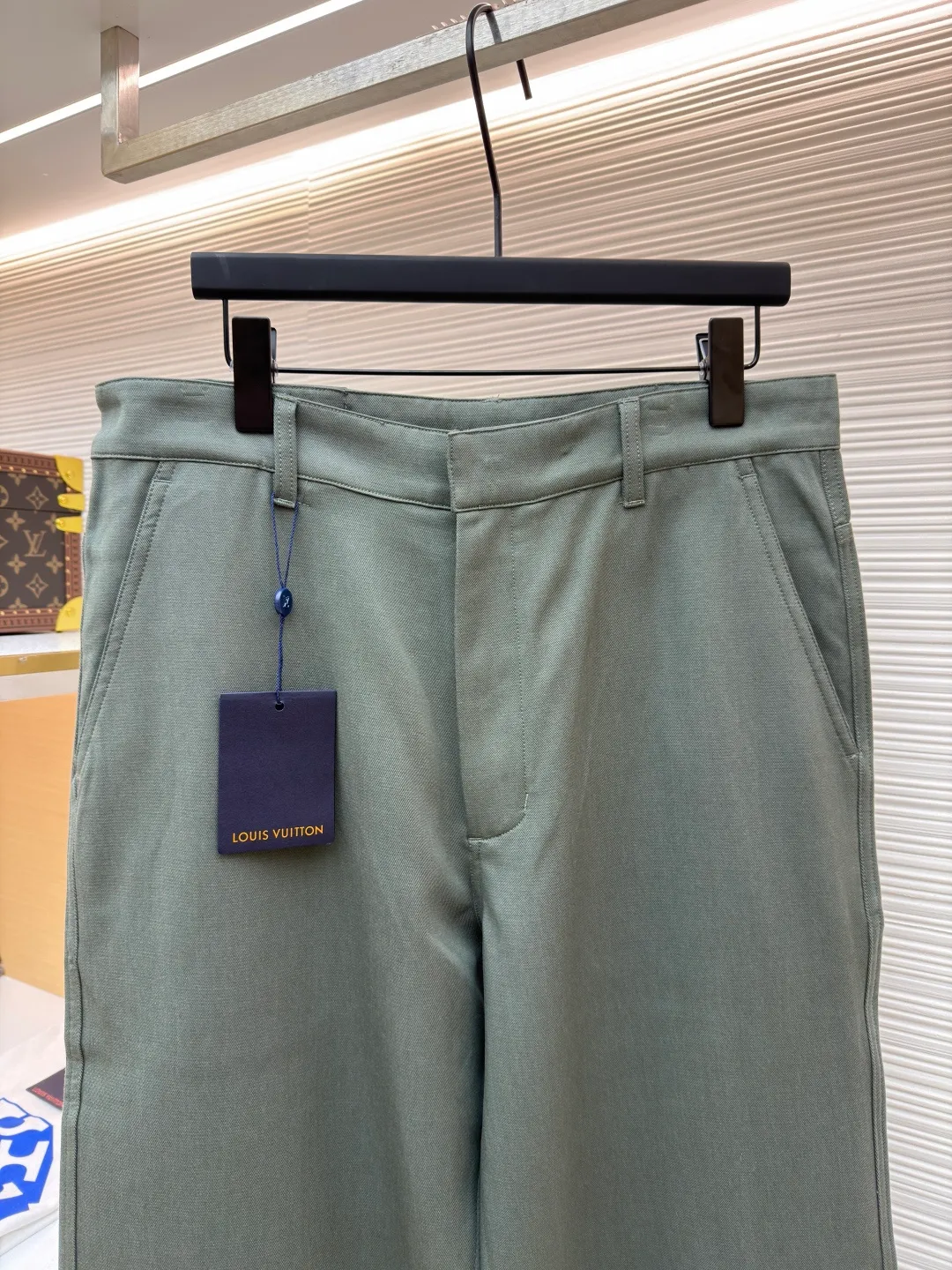 LOUIS VUITTON linen patch pocket overalls ●Original version: Purchased and developed at 13450 ●Item number: 1682125-A75 ●Fabric: linen fabric ●Technology: patch production ●Color: green ●Version: fitted version ●Weight: about 570 grams ●Size: S-M-L-XL ●Description: This overall is made of light linen canvas with a simple silhouette and is made of nubuck Damier The label on the back expresses the brand's style. It can be paired with the same work jacket to create a modern look, making it an everyday fashion choice in summer. Relaxed fit 100% linen Italian pockets Back patch pockets Nubuck label. The overall wiring is straight and delicate, the fabric is comfortable and soft, and the color is consistent without color difference. It can be matched with the same style to create a fashionable look and control various occasions. Customized accessories, complete with three standards, same style for men and women!